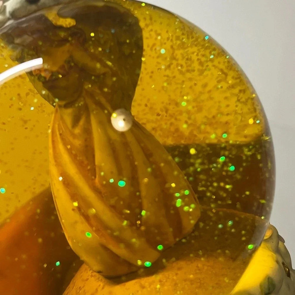 Sankyo vintage Musical snow globe featuring angels on the outside and inside. - Picture 5 of 16